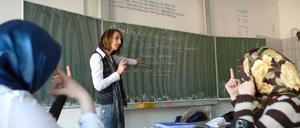 Lehrer mit Migrationshintergrund können besser zur Integration ausländischer Schüler beitragen.