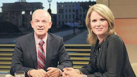 Am Brandenburger Tor, sonntags um 13 Uhr bittet Peter Hahne seine Gäste zum ZDF-Talk, am vergangenen Sonntag war das Stephanie zu Guttenberg. Nach 13 Sendungen erreichte „Peter Hahne“ im Schnitt 1,42 Millionen Zuschauer. Für den kommenden Sonntag ist Günter Schabowski angekündigt, der in einer Pressekonferenz am 9. November 1989 die Reisefreiheit für DDR-Bürger verkündete. Foto: ZDF