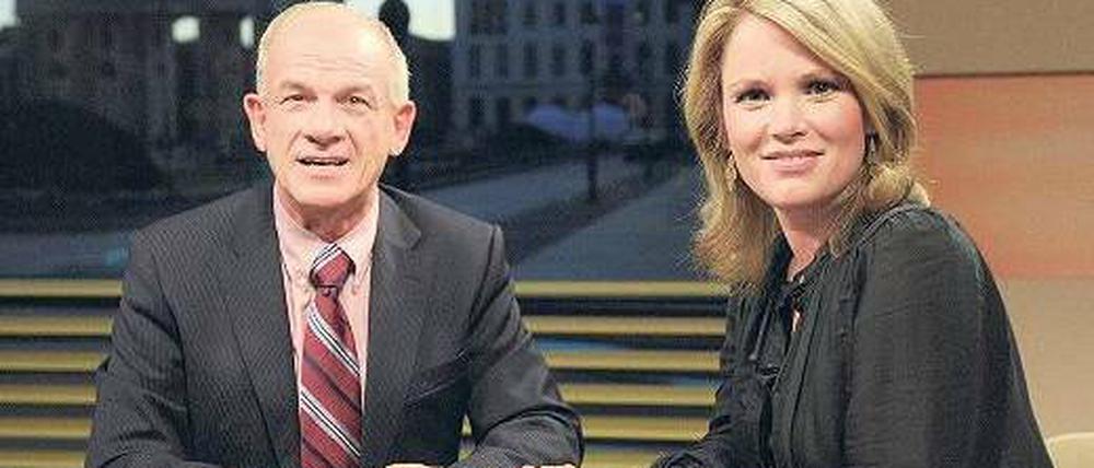 Am Brandenburger Tor, sonntags um 13 Uhr bittet Peter Hahne seine Gäste zum ZDF-Talk, am vergangenen Sonntag war das Stephanie zu Guttenberg. Nach 13 Sendungen erreichte „Peter Hahne“ im Schnitt 1,42 Millionen Zuschauer. Für den kommenden Sonntag ist Günter Schabowski angekündigt, der in einer Pressekonferenz am 9. November 1989 die Reisefreiheit für DDR-Bürger verkündete. Foto: ZDF