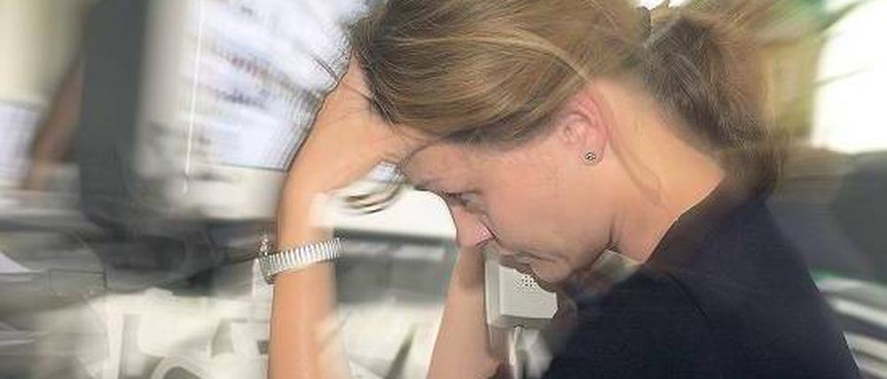 Nichts geht mehr. Eine Migräneattacke macht jegliche Pläne für den Rest des Tages zunichte. Menschen, bei denen die Krankheit bereits chronisch ist, könnten geringe Dosen des Nervengifts Botulinumtoxin – besser bekannt als Botox – helfen. Foto: picture-alliance/gms