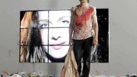 Lars Eidinger als Alceste in Molieres Klassiker, vor dem Konterfei von Judith Rosmair als Celinmene. Regie führt Ivo van Hove.