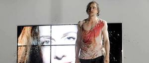 Lars Eidinger als Alceste in Molieres Klassiker, vor dem Konterfei von Judith Rosmair als Celinmene. Regie führt Ivo van Hove.