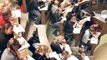 „Mit dem Rücken zur Wand“. Unis sind Auslaufmodelle, meinen Experten. Foto: dpa