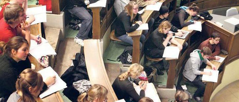 „Mit dem Rücken zur Wand“. Unis sind Auslaufmodelle, meinen Experten. Foto: dpa