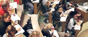 „Mit dem Rücken zur Wand“. Unis sind Auslaufmodelle, meinen Experten. Foto: dpa