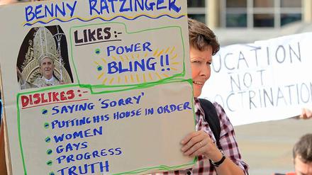 Demonstrantin beim Papstbesuch in Großbritannien: "Ratzinger entschuldigt sich nicht gern."