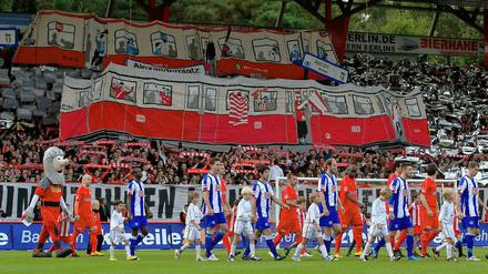 Rattern und Rackern: Beim "S-Bahn-Derby" zwischen Union und Hertha sind die Fangruppen nur bei der Anreise vereint.