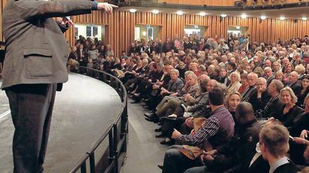 Eine kleine Theatermusik. Intendant Jürgen Flimm verkürzt die Wartezeit bis zum Eintreffen der Staatskapelle.