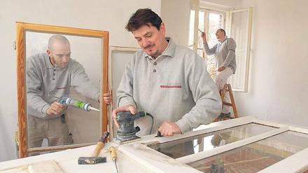 Retter alter Fenster. Zum Team der Firma Viktoria Bausanierung gehören der Glaser Michael Briege, der Tischler Mathias Schneider und der Maler René Rettig (von links). Foto: Mike Wolff