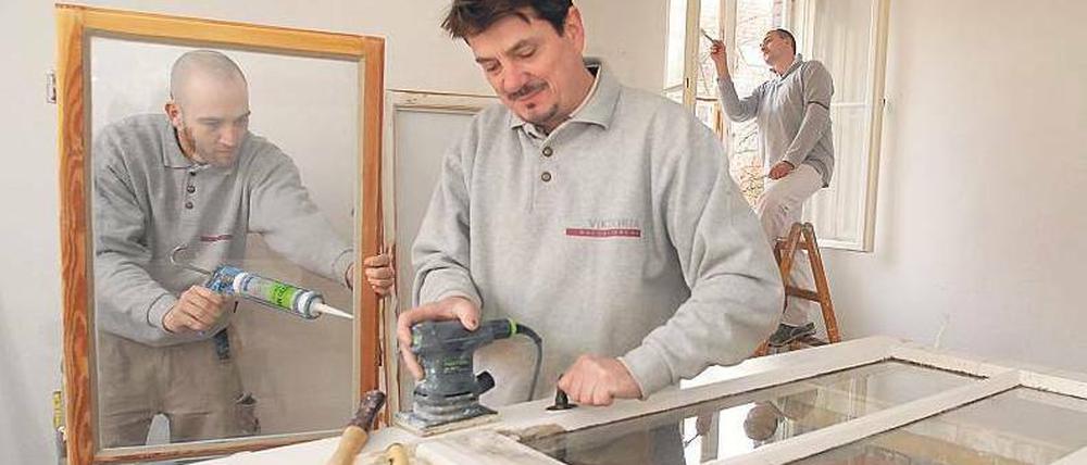 Retter alter Fenster. Zum Team der Firma Viktoria Bausanierung gehören der Glaser Michael Briege, der Tischler Mathias Schneider und der Maler René Rettig (von links). Foto: Mike Wolff