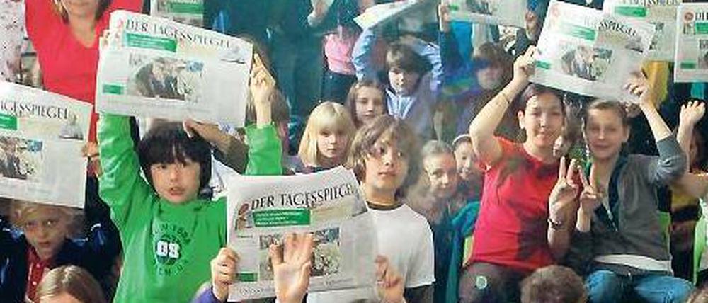 An die Arbeit. Nachwuchsjournalisten haben bei der Kinderakademie des Tagesspiegels bereits das Zeitungsmachen geübt.