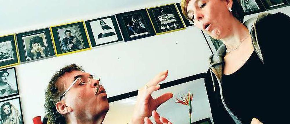 Musik macht mobil. Der Belcanto-Tenor Rafael Ortiz unterrichtet die Hobby-Opernsängerin Martina Andersohn. 