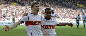 Stuttgarts Pavel Pogrenyak und Daniel Didavi feiern das erste Tor von vielen.