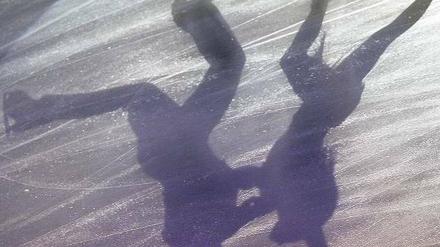 Schatten auf dem Eis. Sexueller Missbrauch oder sexuelle Belästigung ist auch im Sport ein großes Thema, beim Eiskunstlauf genauso wie bei anderen Verbänden.