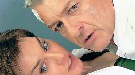Herz und Lunge ok. Dr. Schöner (Christiane Paul) und Dr. Wunderlich (Dominic Raacke) im fachlichen Gespräch. Foto: ZDF