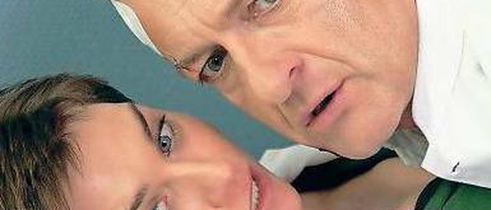 Herz und Lunge ok. Dr. Schöner (Christiane Paul) und Dr. Wunderlich (Dominic Raacke) im fachlichen Gespräch. Foto: ZDF