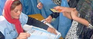Nur für Frauen. In Afghanistan gibt es getrennte Wahllokale für Frauen und Männer, wie hier in Kundus im Einsatzgebiet der Bundeswehr. Dort kam es auch zu Zwischenfällen. Deutsche Soldaten wurden in Gefechte verwickelt, ihr Feldlager mit Raketen beschossen. Foto: dpa