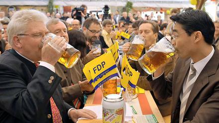 Bundesgesundheitsminister Philipp Rösler beim politischen Gillamoos Frühschoppen in einem Bierzelt in Abensberg (Niederbayern).