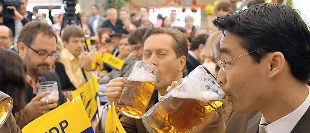 Bundesgesundheitsminister Philipp Rösler beim politischen Gillamoos Frühschoppen in einem Bierzelt in Abensberg (Niederbayern).