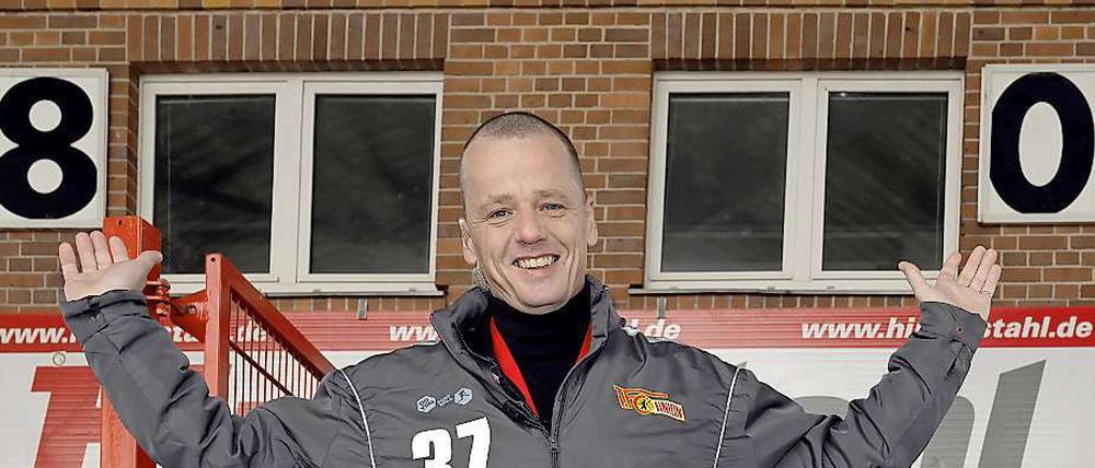 Karsten Linow, einst Meister der alten Anzeigetafel im Stadion von Union, posiert vor dem für viele Unioner schönsten Ergebnis aller Zeiten.
