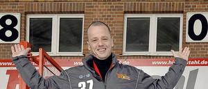 Karsten Linow, einst Meister der alten Anzeigetafel im Stadion von Union, posiert vor dem für viele Unioner schönsten Ergebnis aller Zeiten.