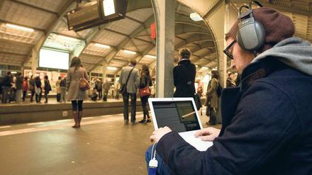 Schriftsitzer. In den vier Bahnsteigecken schreiben die Autoren, auf der Leinwand erscheinen ihre Gedanken. Am Mittwochabend, 21 Uhr, geht es weiter.
