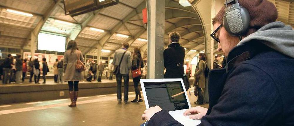 Schriftsitzer. In den vier Bahnsteigecken schreiben die Autoren, auf der Leinwand erscheinen ihre Gedanken. Am Mittwochabend, 21 Uhr, geht es weiter.