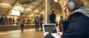 Schriftsitzer. In den vier Bahnsteigecken schreiben die Autoren, auf der Leinwand erscheinen ihre Gedanken. Am Mittwochabend, 21 Uhr, geht es weiter.