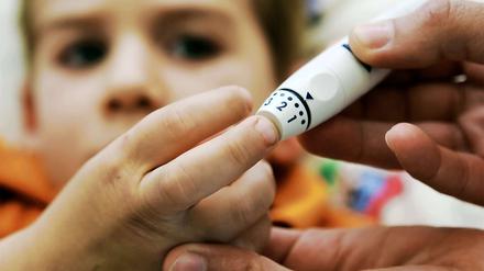 Die Zahl der minderjährigen Diabetes-Patienten in Deutschland steigt. In Berlin sind über 1300 Schulkinder betroffen.