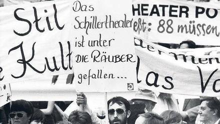 West-Opfer. 1993 protestierten Theaterleute und Publikum gegen die Schließung des Schillertheaters – vergebens. Foto: Ullstein