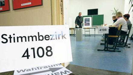 Leere im Lokal. Gedränge gab es am Sonntag nirgendwo bei der Oberbürgermeisterwahl in Potsdam. Bis 16 Uhr war gerade einmal jeder dritte Wahlberechtigte zur Stimmabgabe gekommen. Foto: ZB/Bachmann
