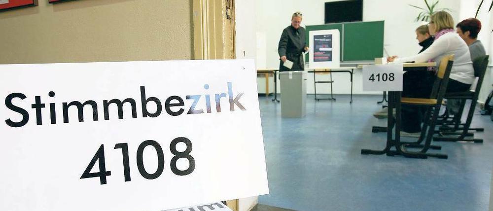 Leere im Lokal. Gedränge gab es am Sonntag nirgendwo bei der Oberbürgermeisterwahl in Potsdam. Bis 16 Uhr war gerade einmal jeder dritte Wahlberechtigte zur Stimmabgabe gekommen. Foto: ZB/Bachmann