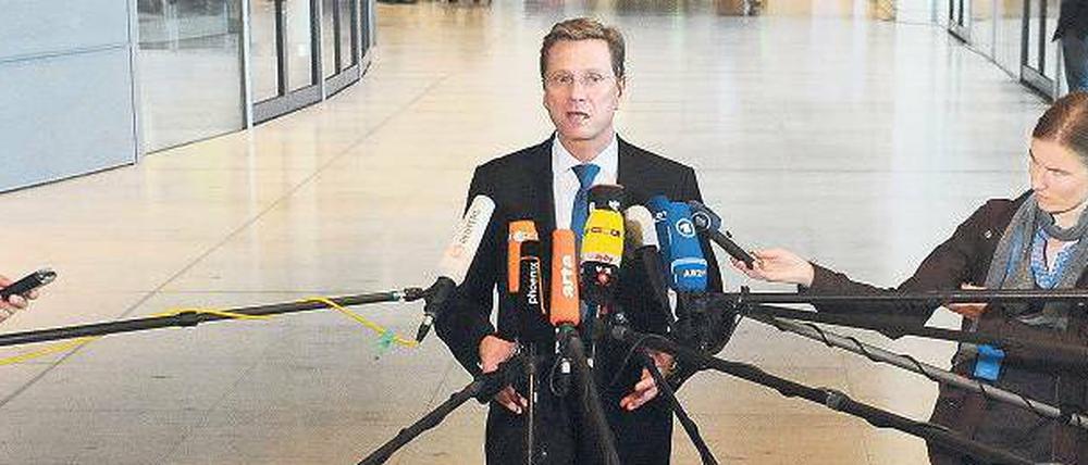 Unruhe im eigenen Haus. Als „aufgeräumt und optimistisch“ wird Guido Westerwelle in der Parteiführung beschrieben, nachdem er aus dem Mallorcaurlaub zurückkehrte. Dies ist allerdings bisher wenig nach außen gedrungen.