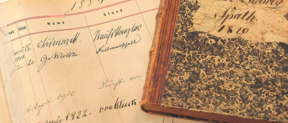 Bismarcks Kürzel. Dieses Gästebuch aus dem Jahr 1884 mit vielen Einträgen Prominenter wurde jetzt gefunden.