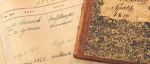 Bismarcks Kürzel. Dieses Gästebuch aus dem Jahr 1884 mit vielen Einträgen Prominenter wurde jetzt gefunden.