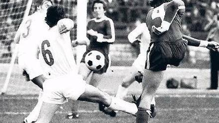 .Die Entdeckung der Vergeblichkeit. Gegen den BFC gab es für Union und Rainer Rohde (l., Nr. 3) nach 1977 nur Niederlagen. So auch hier ein Jahr später.