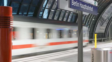 Zugverkehr heute nur eingeschränkt möglich: Im Berliner Hauptbahnhof krachte ein Werbebanner auf die Gleise.