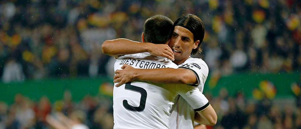 Umarmung für den Ballack-Ersatz. Der eingewechselte Heiko Westermann feiert seinen Treffer mit Sami Khedira, der erneut auf seiner Position überzeugen konnte.
