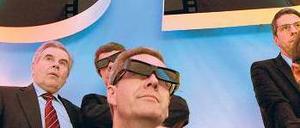 Faszinierende dritte Dimension. Bundespräsident Christian Wulff hob die Bedeutung der Ifa für das Exportland Deutschland hervor – und schaute Fernsehen in 3-D. Foto: dpa