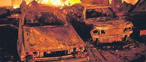 Ein gewaltiger Feuerball hat in San Bruno in der Nähe von San Francisco tödliche Verwüstung ausgelöst sowie Häuser und Autos vernichtet. Schockierte Augenzeugen verglichen das flammende Inferno mit der Zerstörung wie nach einem Bombenanschlag. Foto: Peter Dasilva/dpa