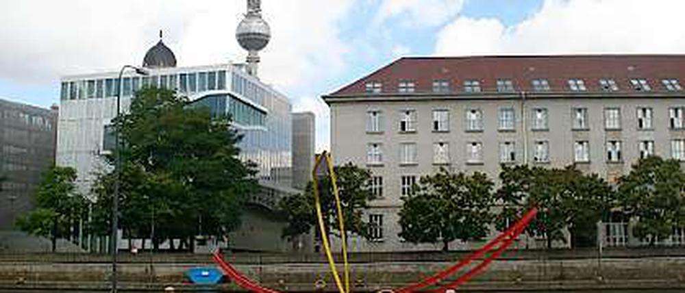 Schippernder Stahl. Habichers Skulptur "Gegen den Strom" von 2010.
