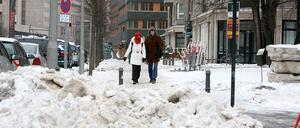 Das soll es im nächsten Winter nicht mehr geben. Künftig sollen Berliner Gehwege auf einer Breite von 1,50 Metern geräumt werden