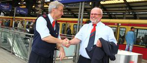 Bernd Wulff (links) und Klaus Baumgart auf dem Bahnhof Friedrichstraße.