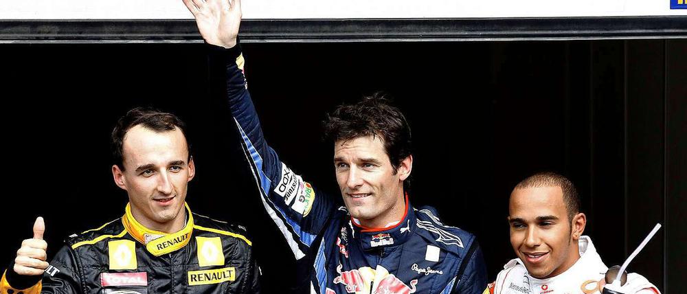 Wie die Drei von der Tankstelle: Mark Webber (M.) freut sich nach der Qualifikation über die Pole Position beim Großen Preis von Belgien, zusammen mit dem Zweitplazierten Lewis Hamilton (r.) und dem Dritten Robert Kubica.