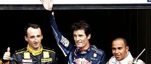 Wie die Drei von der Tankstelle: Mark Webber (M.) freut sich nach der Qualifikation über die Pole Position beim Großen Preis von Belgien, zusammen mit dem Zweitplazierten Lewis Hamilton (r.) und dem Dritten Robert Kubica.