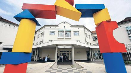 Zentrum des fatalen Geschehens. Vor dem Eingang des Zentrums für Kinder- und Jugendmedizin der Universitätsklinik Mainz. Foto: ddp