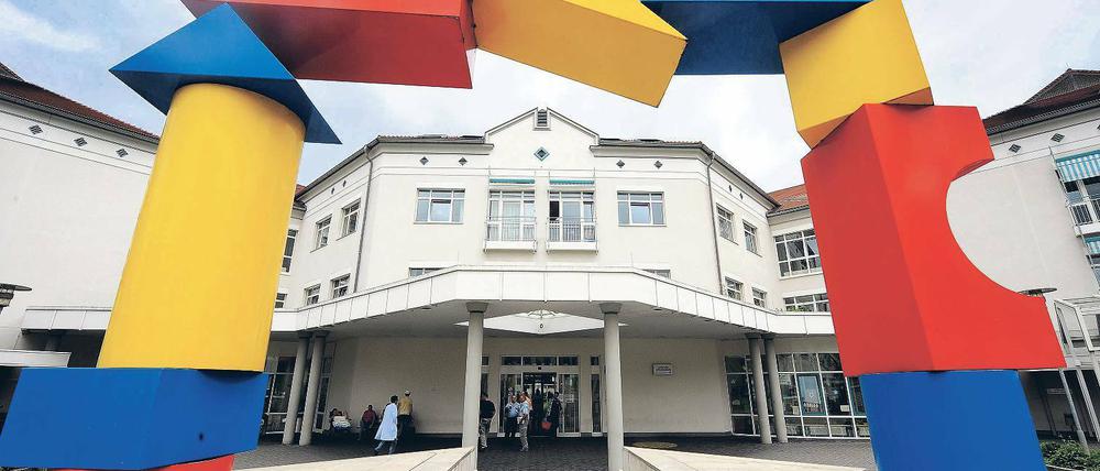 Zentrum des fatalen Geschehens. Vor dem Eingang des Zentrums für Kinder- und Jugendmedizin der Universitätsklinik Mainz. Foto: ddp