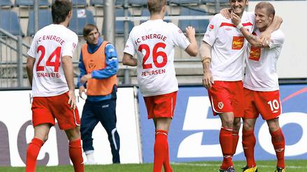 Die Cottbusser Rok Kronaveter (l.), der Torschütze zum 0:1 Nils Petersen, Emil Jula (2. v. r.) und Daniel Adlung (r.) freuen sich über das Tor. Bielefelds Benjamin Lense (2. v. l.) bleibt nur die Rolle des Zuschauers.
