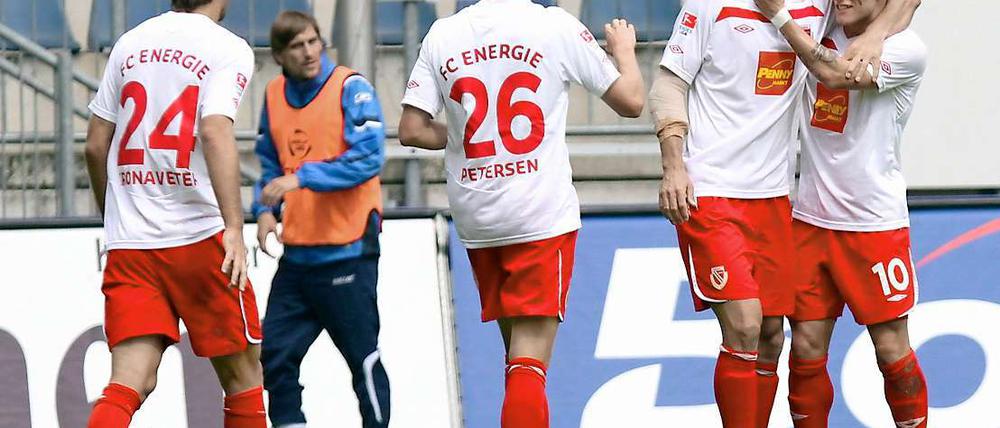 Die Cottbusser Rok Kronaveter (l.), der Torschütze zum 0:1 Nils Petersen, Emil Jula (2. v. r.) und Daniel Adlung (r.) freuen sich über das Tor. Bielefelds Benjamin Lense (2. v. l.) bleibt nur die Rolle des Zuschauers.
