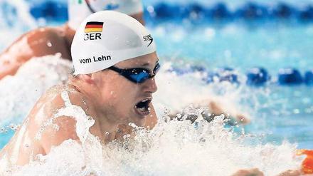 Jugend schwimmt. Christian vom Lehn führt beim 200-Meter-Brustschwimmen. Foto: dpa